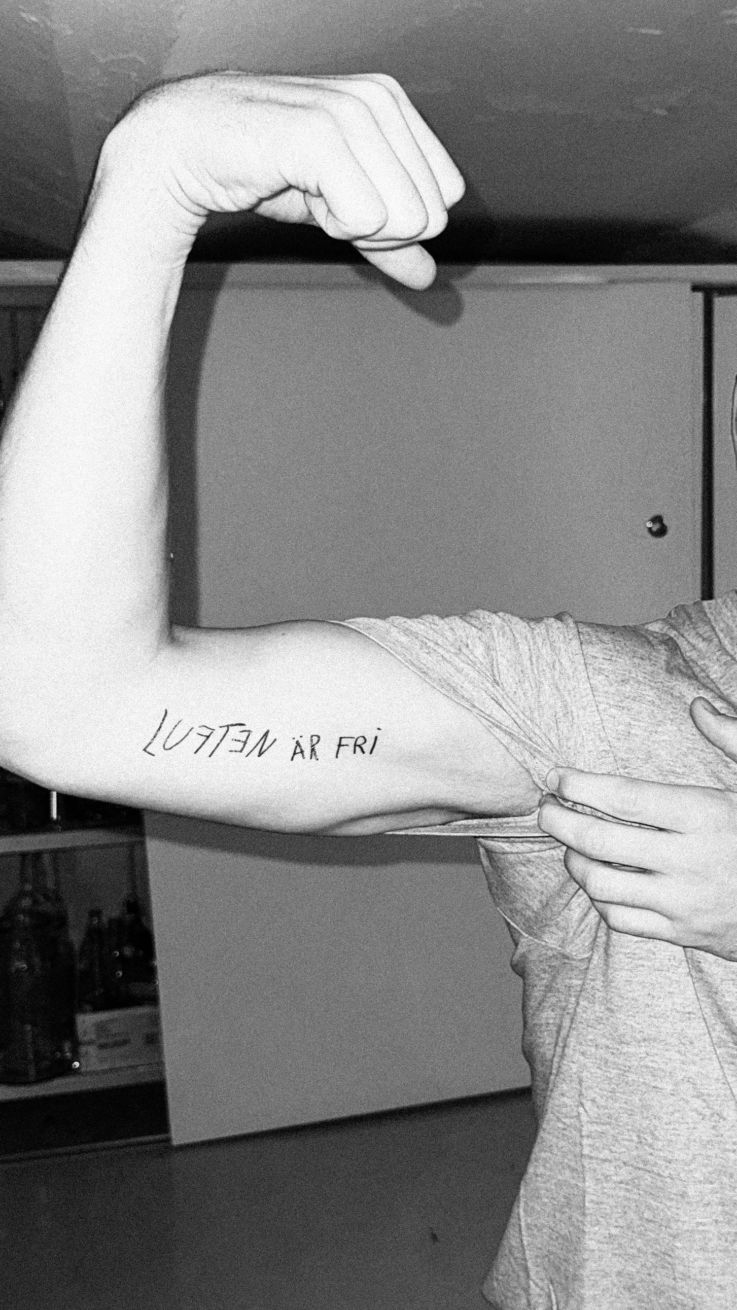“Luften är fri” written on the inside of a flexed upper arm